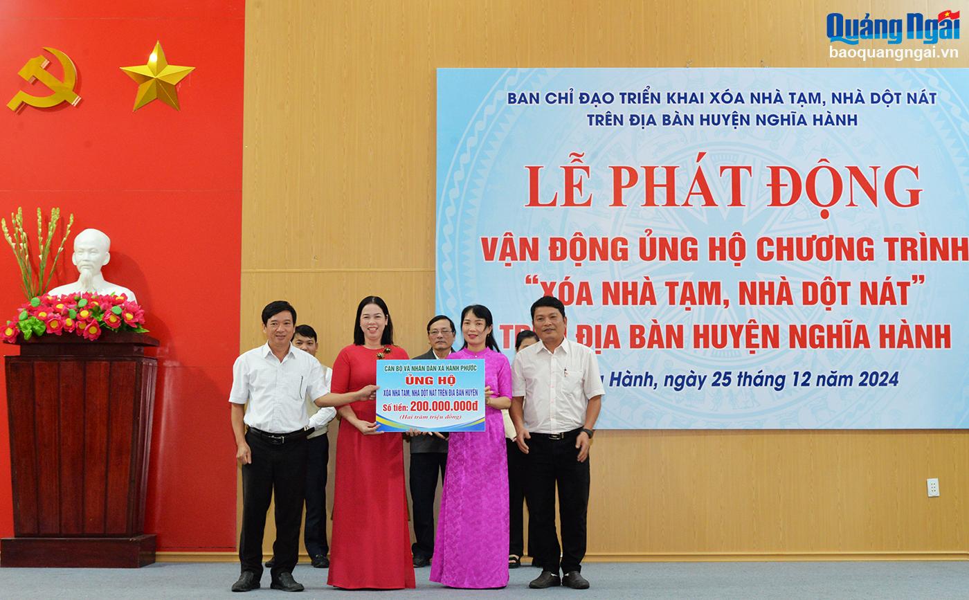 Cán bộ và nhân dân xã Hành Phước ủng hộ 200 triệu đồng cho Chương trình xóa nhà tạm, nhà dột nát ở huyện Nghĩa Hành.