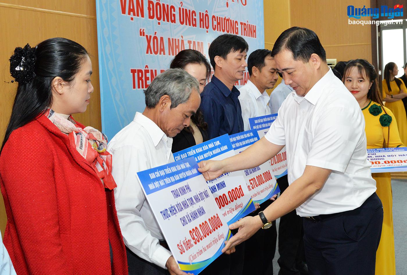 Bí thư Huyện ủy, Trưởng ban Chỉ đạo triển khai xóa nhà tạm, nhà dột nát trên địa bàn huyện Nghĩa Hành trao bảng tượng trưng phân bổ kinh phí hỗ trợ xây mới, sửa chữa nhà cho 12 xã, thị trấn.