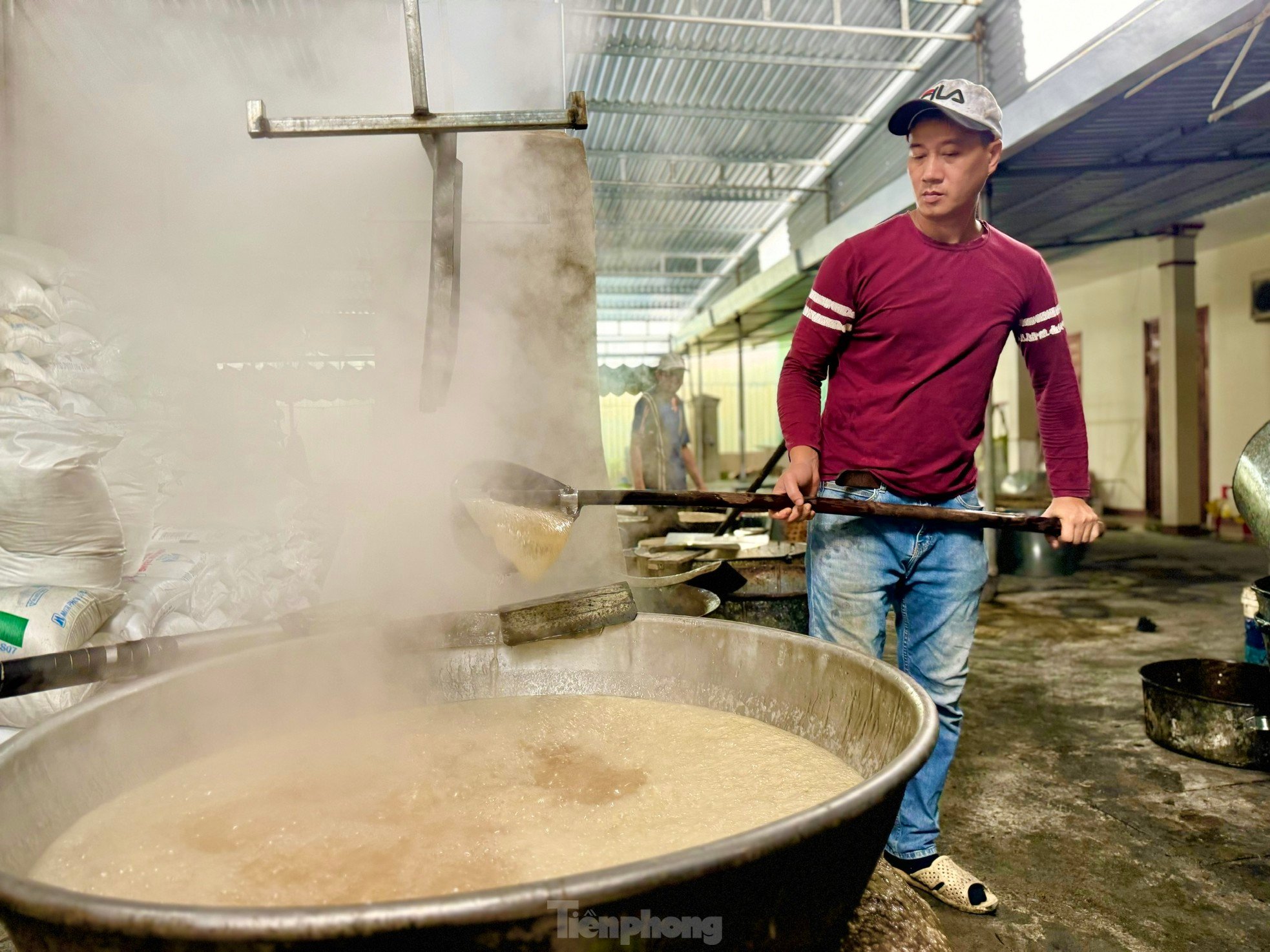 Cảnh làm vật ‘cống phẩm hoàng triều’ những ngày giáp Tết ảnh 1