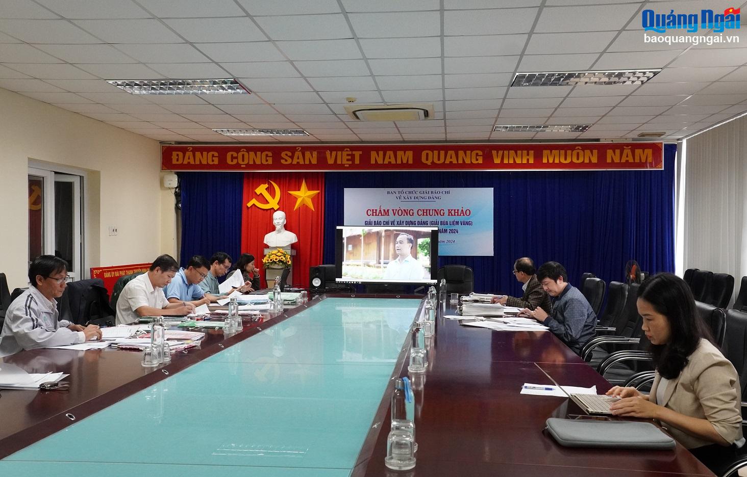 Quang cảnh buổi chấm vòng chung khảo. 