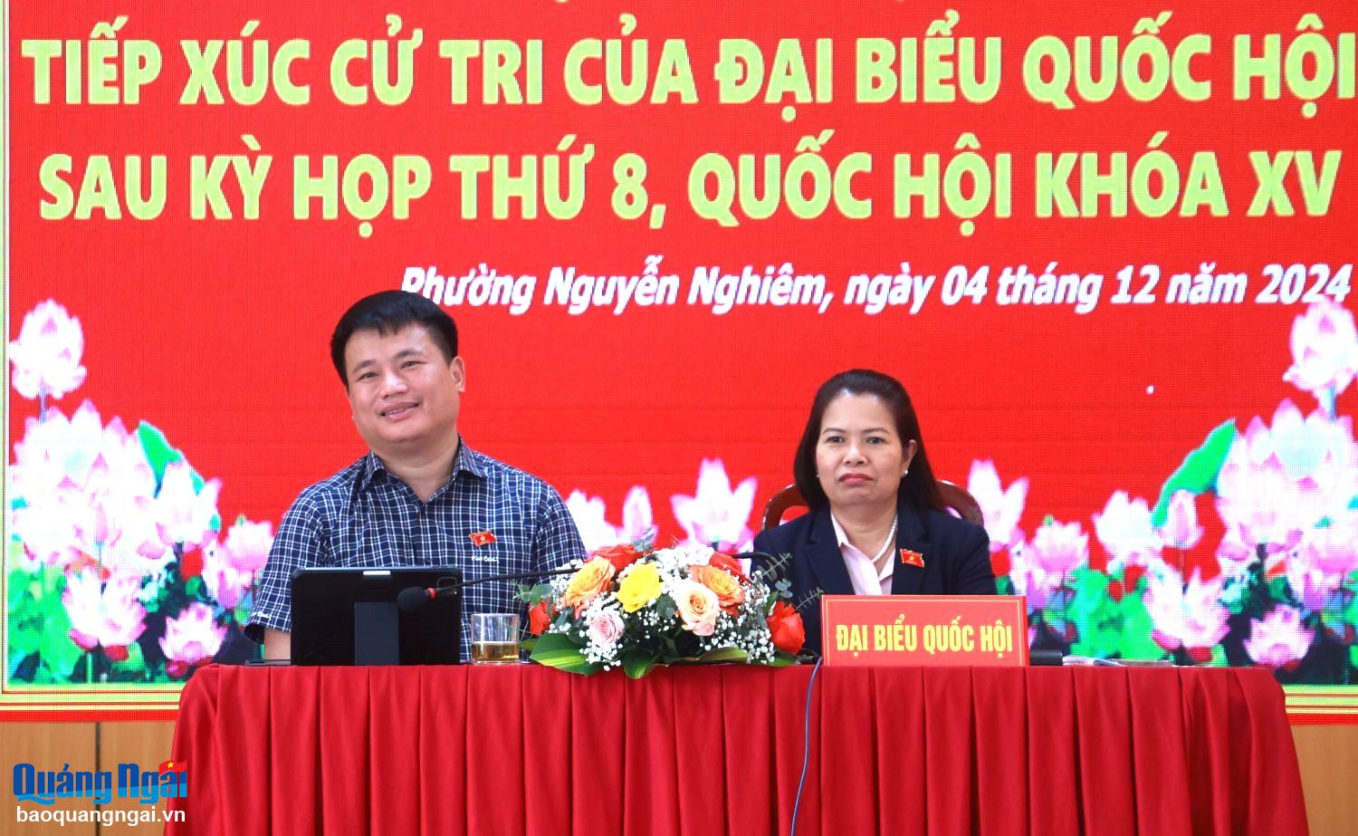 Phó Bí thư Thường trực Tỉnh ủy, Trưởng đoàn ĐBQH tỉnh Đặng Ngọc Huy và Phó Giám đốc Sở GD&ĐT Vũ Thị Liên Hương lắng nghe ý kiến cử tri.