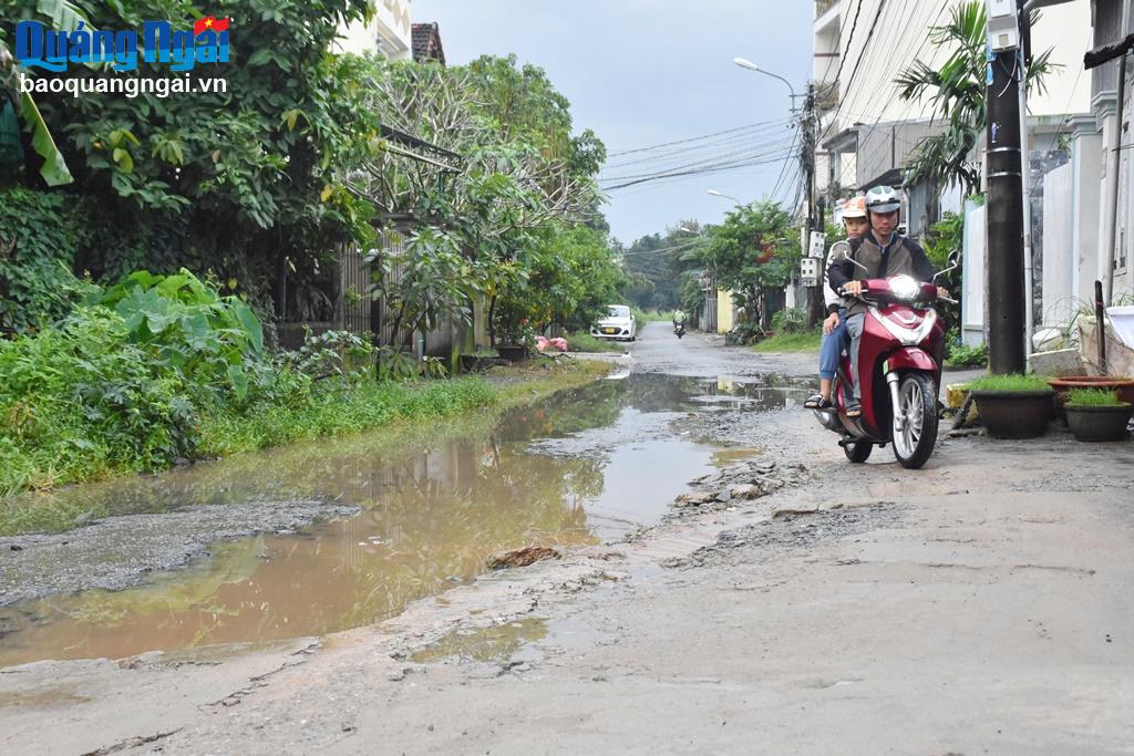 Từ nhiều năm nay, hẻm 416, đường Nguyễn Trãi, ở phường Quảng Phú (TP.Quảng Ngãi), đã trở thành nỗi “ám ảnh” của người tham gia giao thông. Hẻm có nhiều đoạn nền đường bị lún sâu, tạo thành nhiều “ổ voi”, “ổ gà”. 
