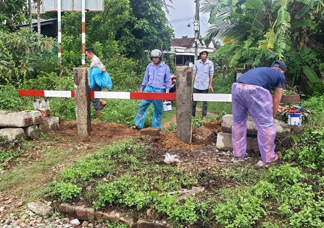 Quảng Ngãi: Xóa lối đi tự mở qua đường sắt, phòng ngừa nguy cơ tai nạn- Ảnh 1.