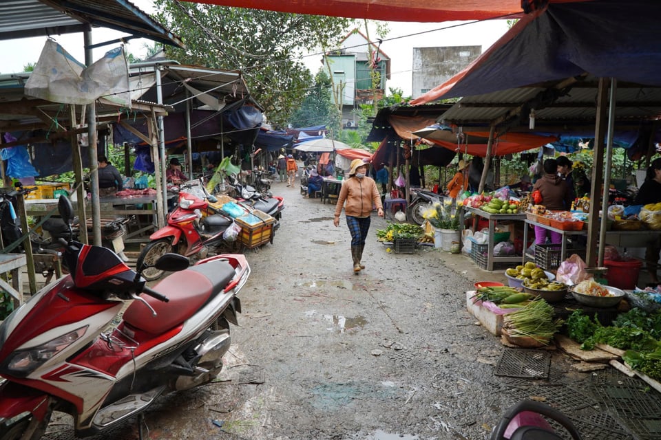 Tiểu thương lập chợ tạm ở sân vận động để buôn bán.