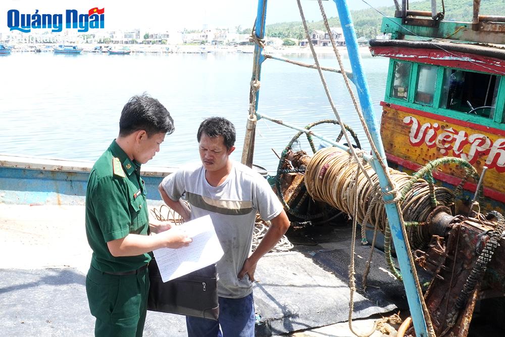 Cán bộ Trạm Kiểm soát Biên phòng Sa Huỳnh (TX.Đức Phổ) tuyên truyền, hướng dẫn ngư dân thực hiện các quy định trong chống khai thác IUU.	