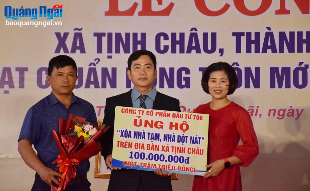 Đại diện Ủy ban MTTQ Việt Nam xã Tịnh Châu tiếp nhận bảng biểu trưng trao tặng 100 triệu đồng ủng hộ Chương trình Xóa nhà tạm, nhà dột nát trên địa bàn xã.