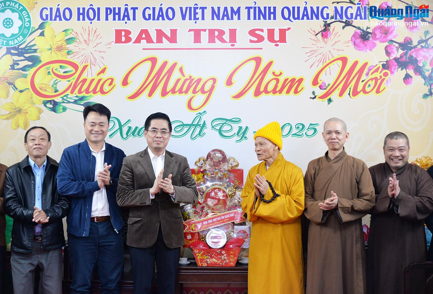 Phó Bí thư Tỉnh ủy, Chủ tịch UBND tỉnh Nguyễn Hoàng Giang thăm, chúc Tết hòa thượng Thích Thông Hội- Ủy viên Hội đồng Trị sự Trung ương Giáo hội Phật giáo Việt Nam, Trưởng ban Trị sự Giáo hội Phật giáo Việt Nam tỉnh.