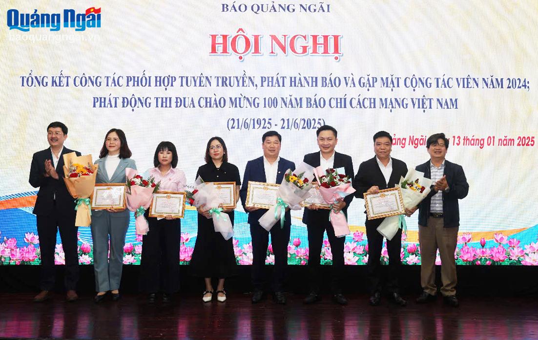 Khen thưởng các tập thể có nhiều đóng góp trong công tác an sinh xã hội đồng hành cùng Báo Quảng Ngãi.