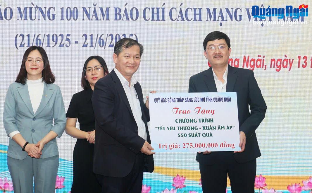 Quỹ học bổng Thắp sáng ước mơ tỉnh Quảng Ngãi hỗ trợ 550 suất quà thực hiện Chương trình Tết yêu thương, Xuân ấm áp 2025.