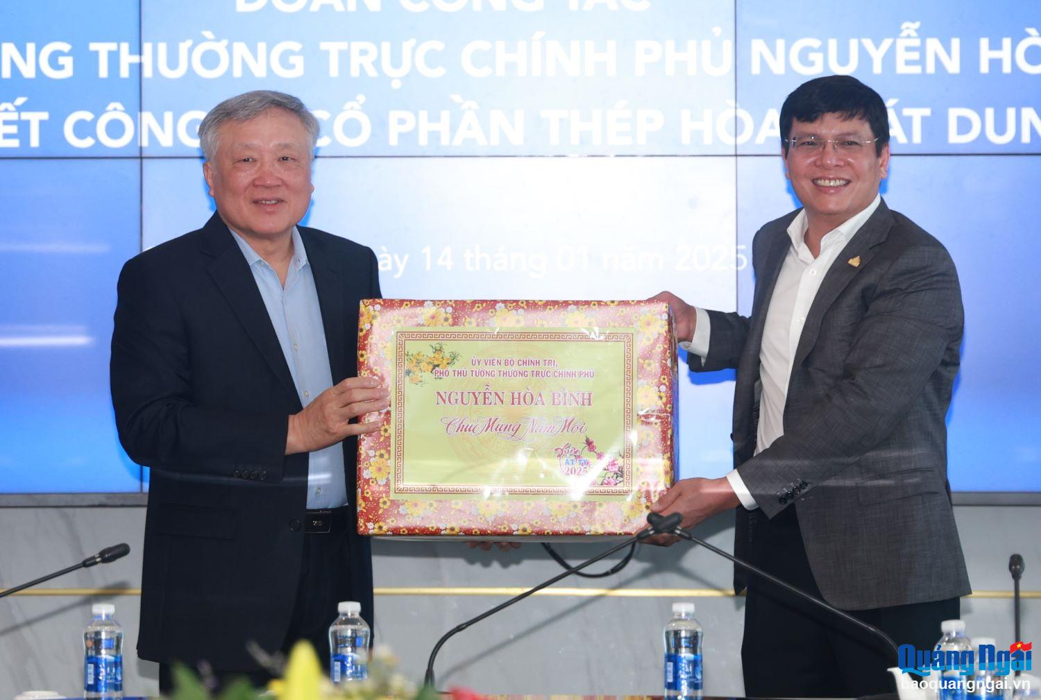 Phó Thủ tướng Thường trực Chính phủ Nguyễn Hòa Bình tặng quà Tết cho Công ty CP Thép Hòa Phát Dung Quất.