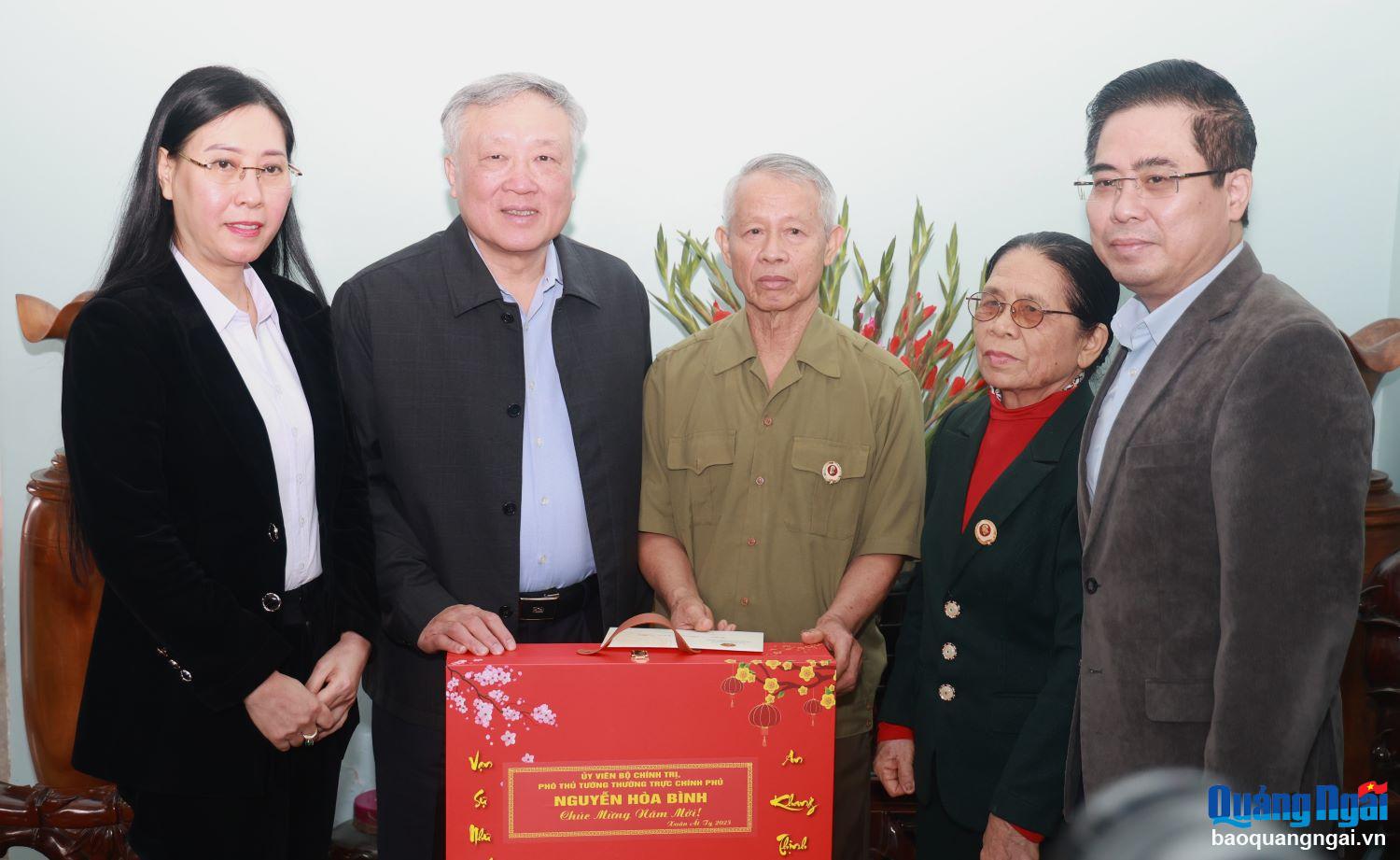 Phó Thủ tướng Thường trực Chính phủ Nguyễn Hòa Bình và các đồng chí lãnh đạo tỉnh tặng quà Tết cho gia đình thương binh Nguyễn Ánh Dương. 