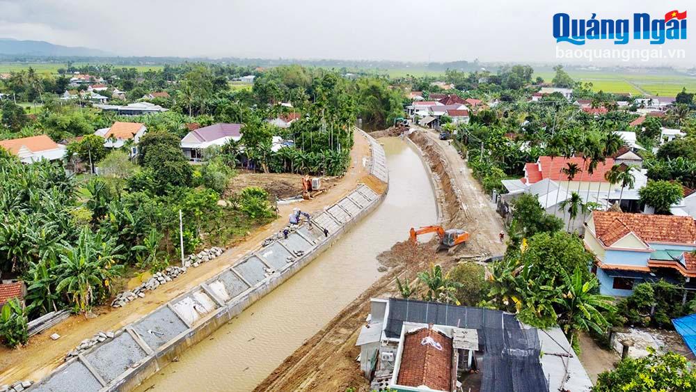 Kè chống sạt lở bờ sông Liên Chiểu, đoạn qua xã Phổ Thuận (TX.Đức Phổ). Ảnh: THANH ĐÀO