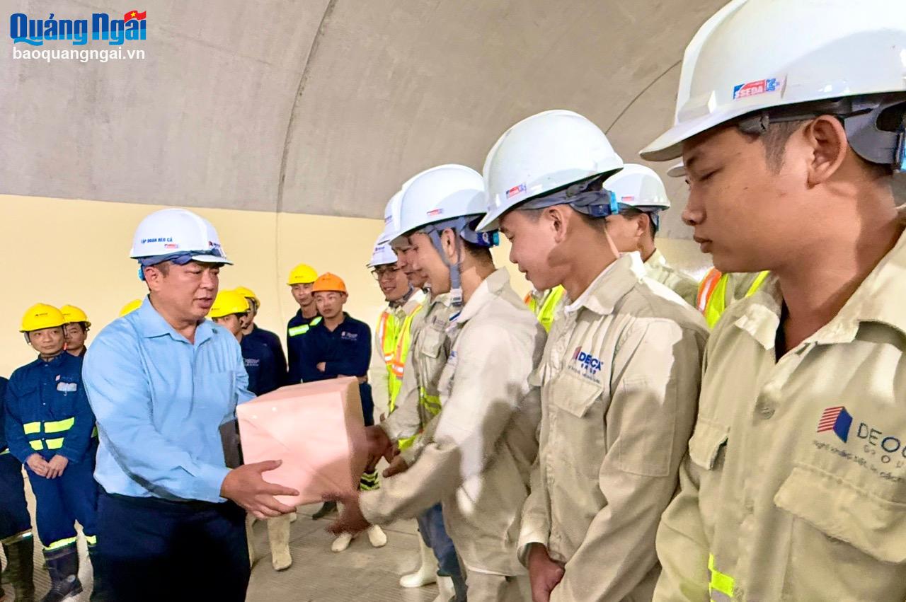 Bộ trưởng Bộ GTVT Nguyễn Hồng Minh tặng quà tết công nhân thi công cao tốc Quảng Ngãi - Hoài Nhơn.