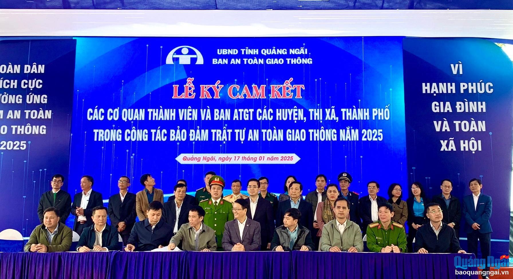 Đại diện các Ban ATGT ký cam kết.