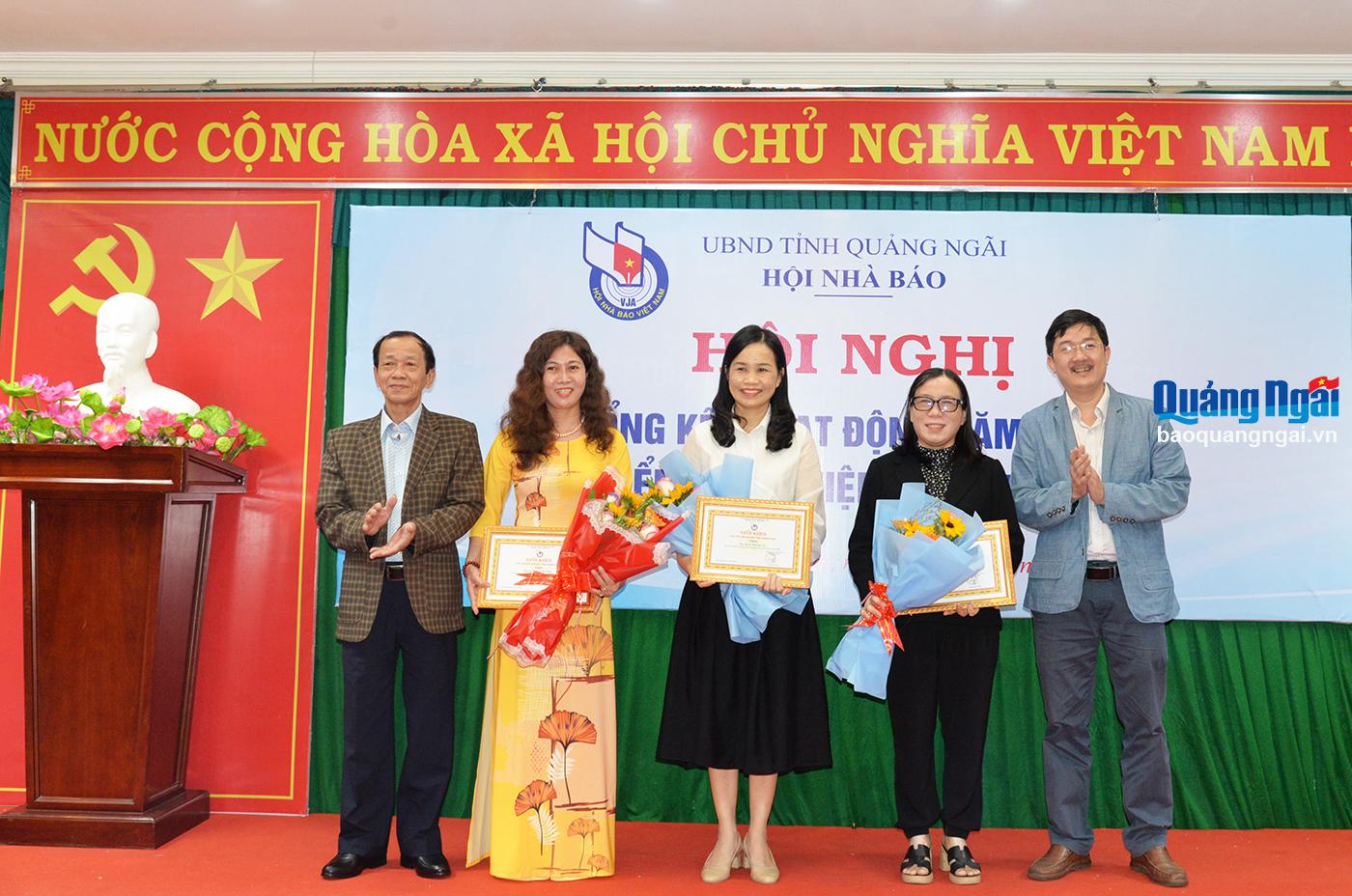 Lãnh đạo Hội Nhà báo tỉnh trao giấy khen cho các tập thể có thành tích đóng góp vào hoạt động hội trong năm 2024.