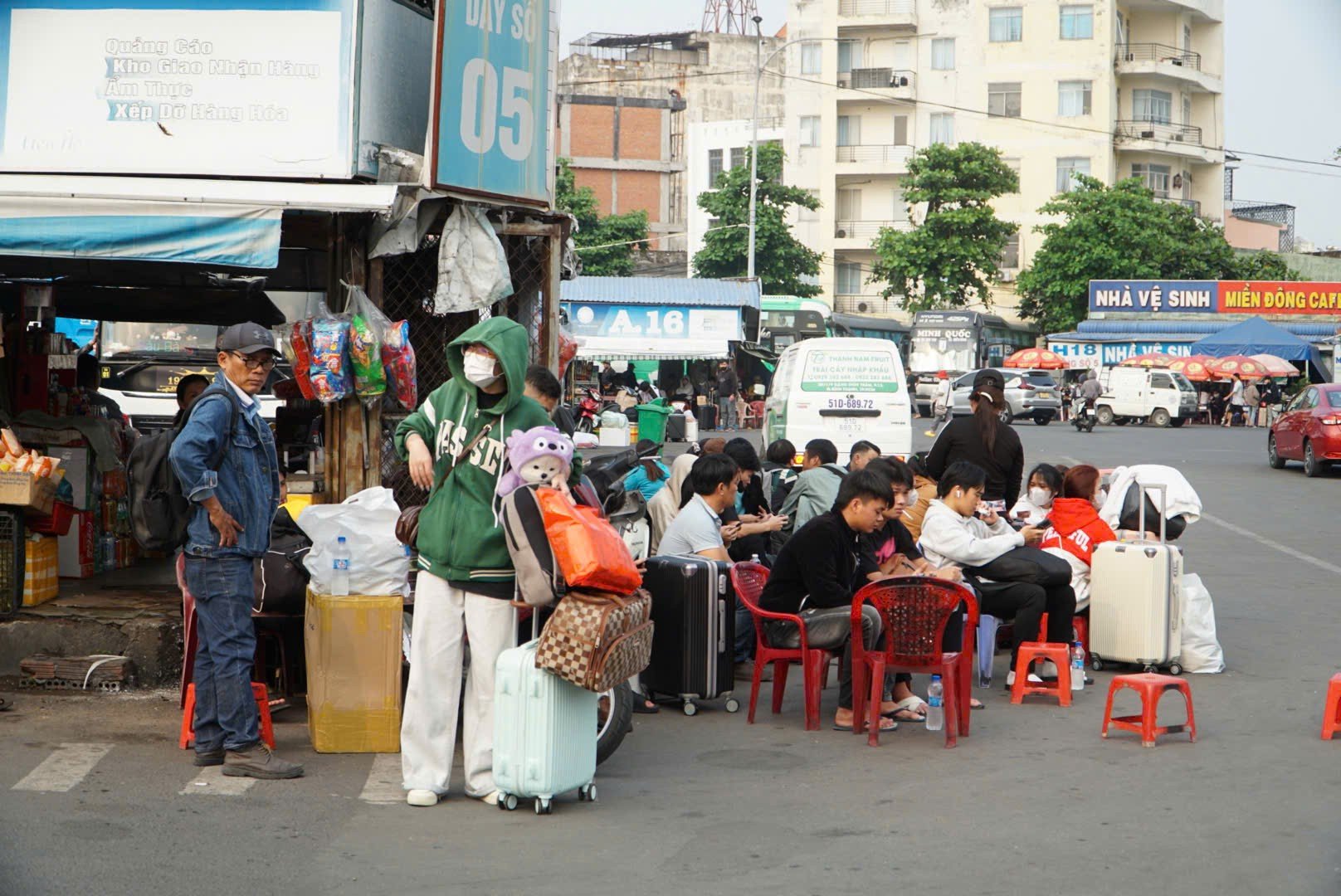 Người dân lỉnh kỉnh hành lý, bắt đầu rời TPHCM về quê đón Tết ảnh 18