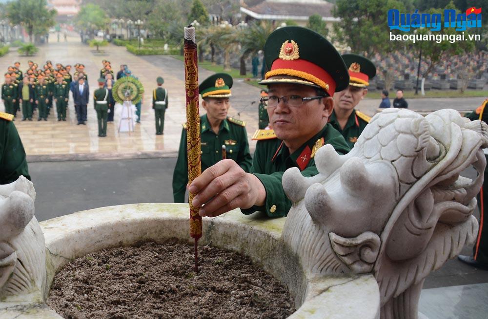 Đại tá Lương Đình Chung - Phó Chính ủy Quân khu 5 viếng nghĩa trang liệt sĩ huyện Ba Tơ.