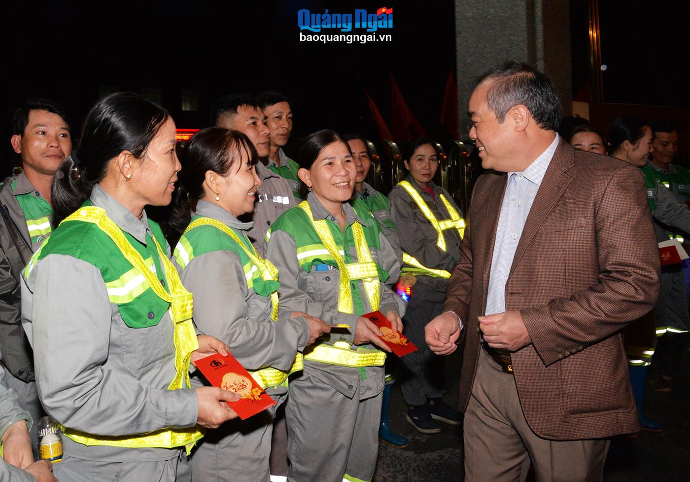 Đồng chí Trần Hoàng Tuấn thăm hỏi, động viên các công nhân làm việc trong đêm giao thừa.