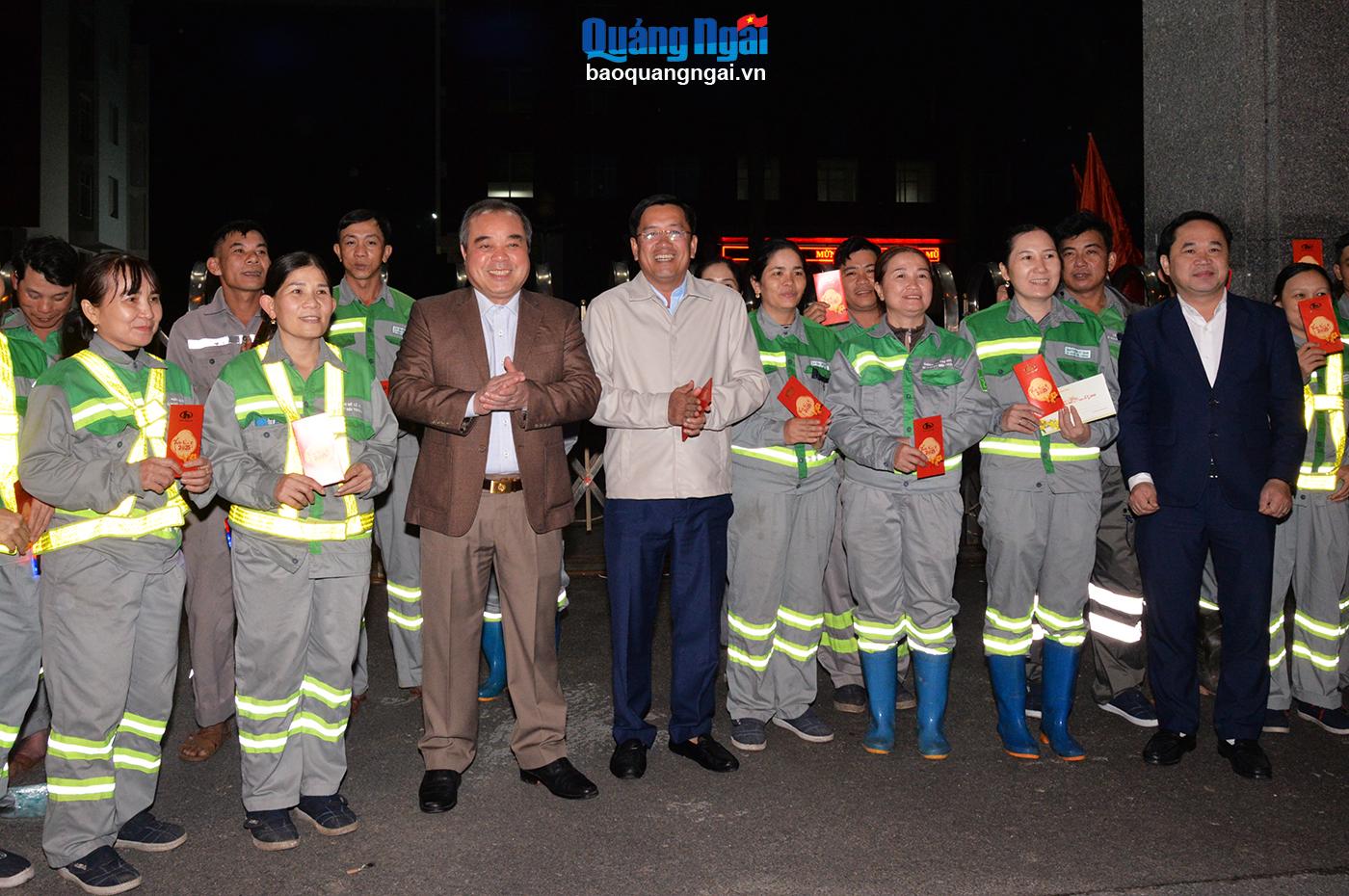 Thay mặt lãnh đạo tỉnh, đồng chí Trần Hoàng Tuấn đã tặng số tiền 20 triệu đồng cho Công ty CP Môi trường Đô thị Quảng Ngãi.