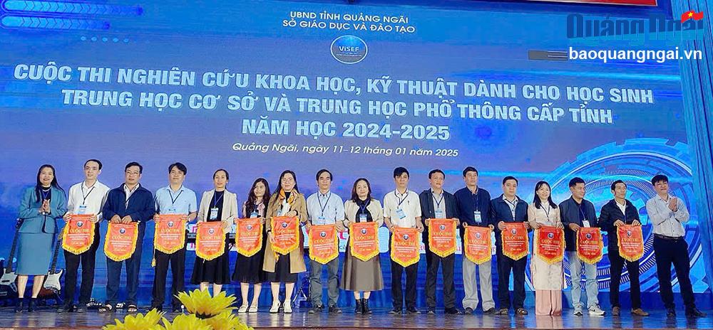 Phó Giám đốc Sở GD&ĐT Vũ Thị Liên Hương tặng hoa và cờ lưu niệm cho các đơn vị tài trợ và đồng hành.