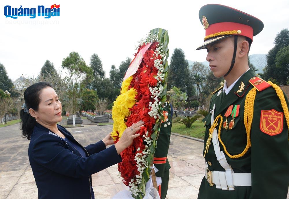 Phó Bí thư Tỉnh ủy Đinh Thị Hồng Minh chỉnh hoa viếng nghĩa trang liệt sĩ huyện Ba Tơ.