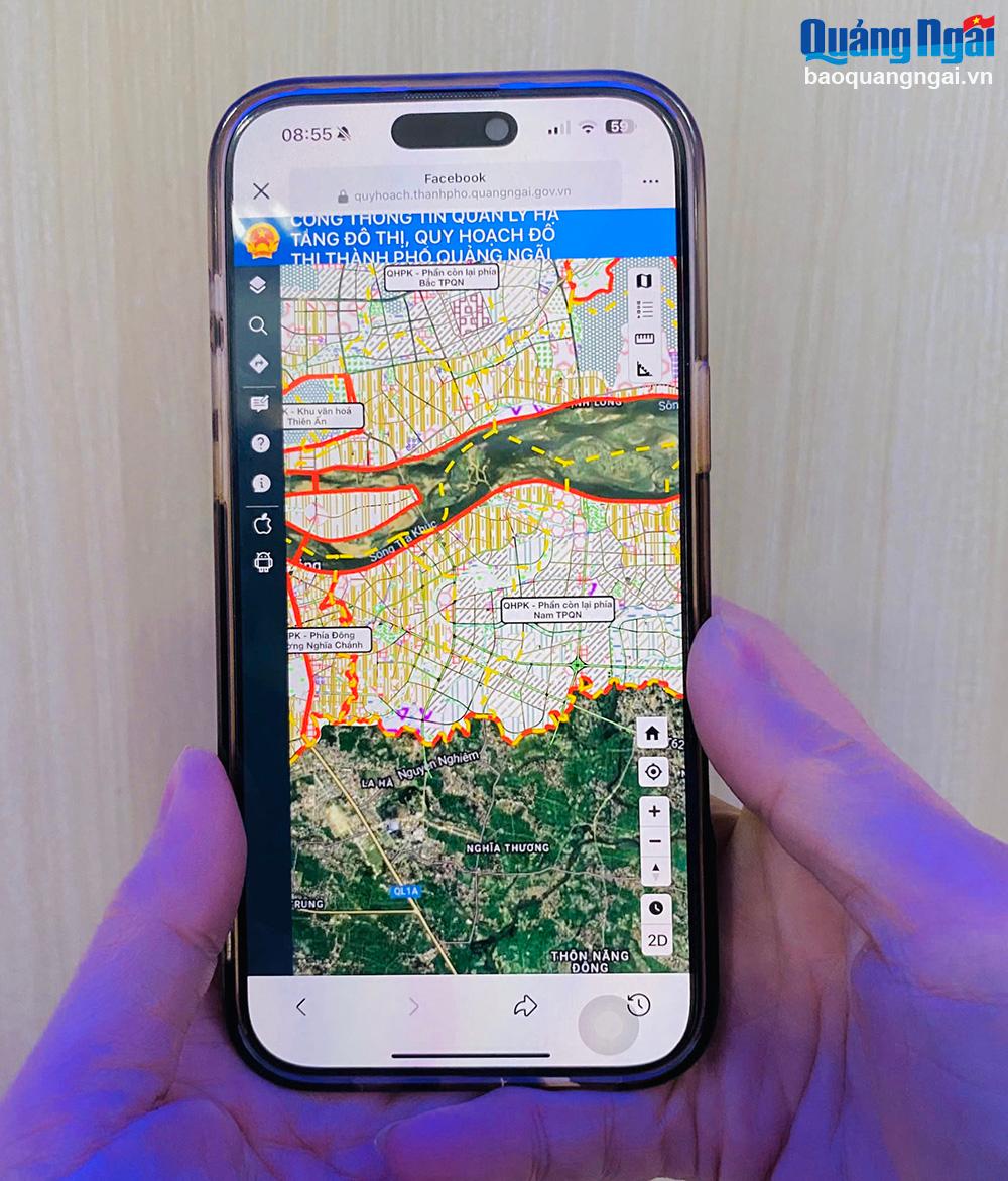 Người dân sử dụng điện thoại để truy cập, tra cứu thông tin quy hoạch đô thị TP.Quảng Ngãi.	