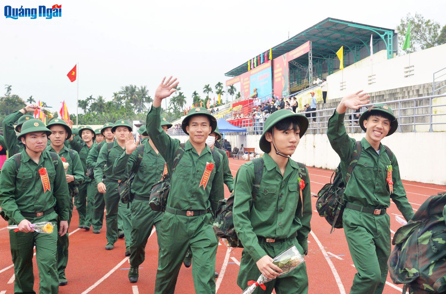 Các tân binh hăng hái lên đường nhập ngũ. Ảnh: T.PHƯƠNG

