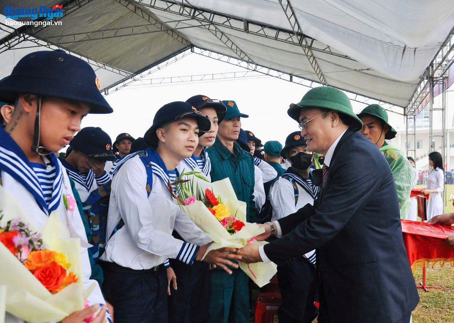 Chủ nhiệm Ủy ban Kiểm tra Tỉnh ủy Võ Văn Quỳnh tặng hoa và động viên các tân binh. Ảnh: H.THU