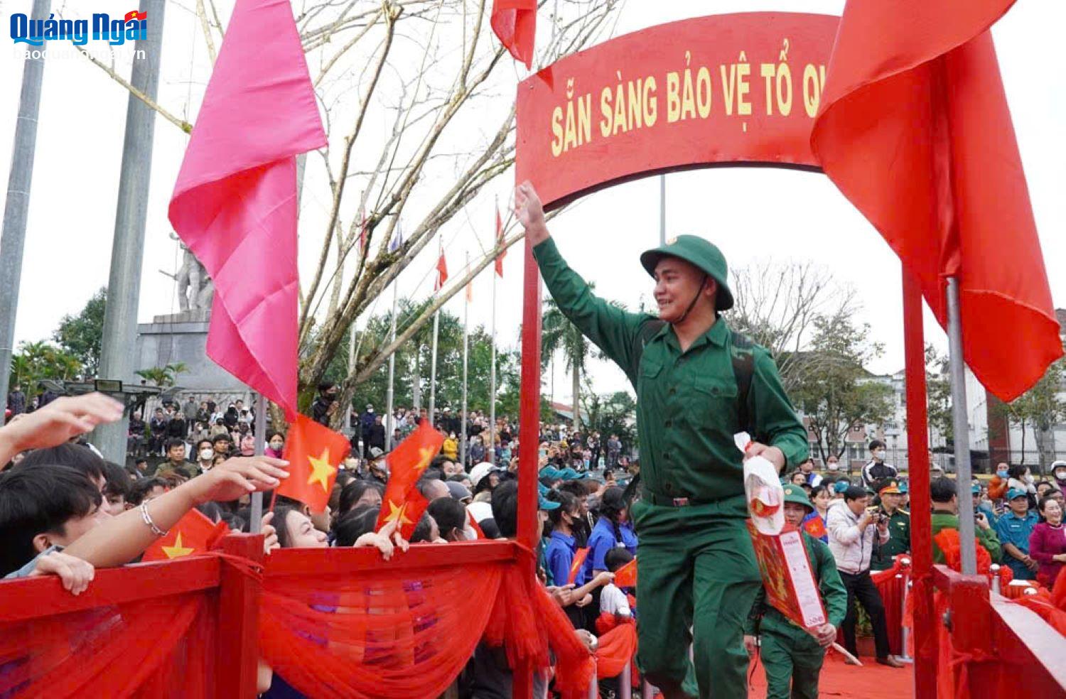 Thanh niên huyện Ba Tơ bước qua cầu vinh quang lên đường nhập ngũ.