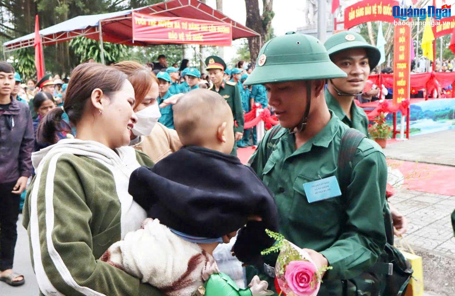 Vợ và con tiễn chồng lên đường nhập ngũ.