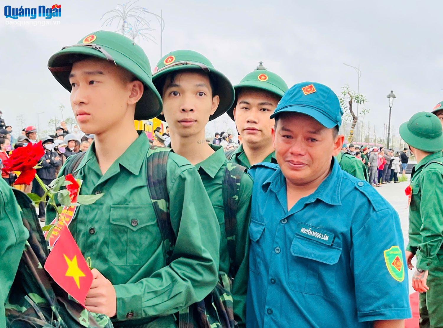 Ông Nguyễn Ngọc Lâm (bên phải)  ở xã Nghĩa Lâm (Tư Nghĩa) là cậu ruột của thanh niên Võ Duy Thái xúc động khi động viêên cháu lên đường nhập ngũ. Ảnh: TRƯỜNG AN