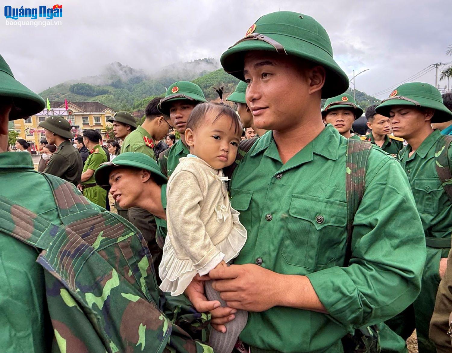 Thanh niên Đinh Văn Thảo, thôn Huy Long, xã Sơn Mùa (Sơn Tây) ôm tạm biệt con gái trước khi lên đường thực hiện nghĩa vụ quân sự. Ảnh: T.NHỊ