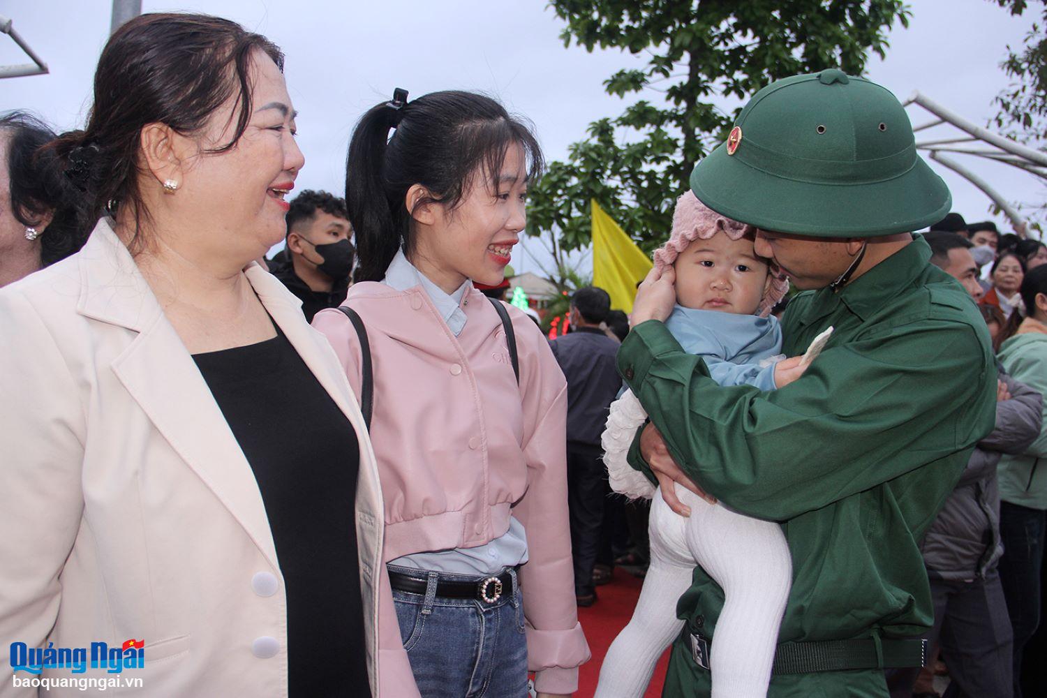 Tân binh Đặng Minh Tánh, ở thôn Đồng Vinh, xã Hành Nhân (Nghĩa Hành) chia tay vợ con, lên đường thực hiện nghĩa vụ. Ảnh: M.HOA