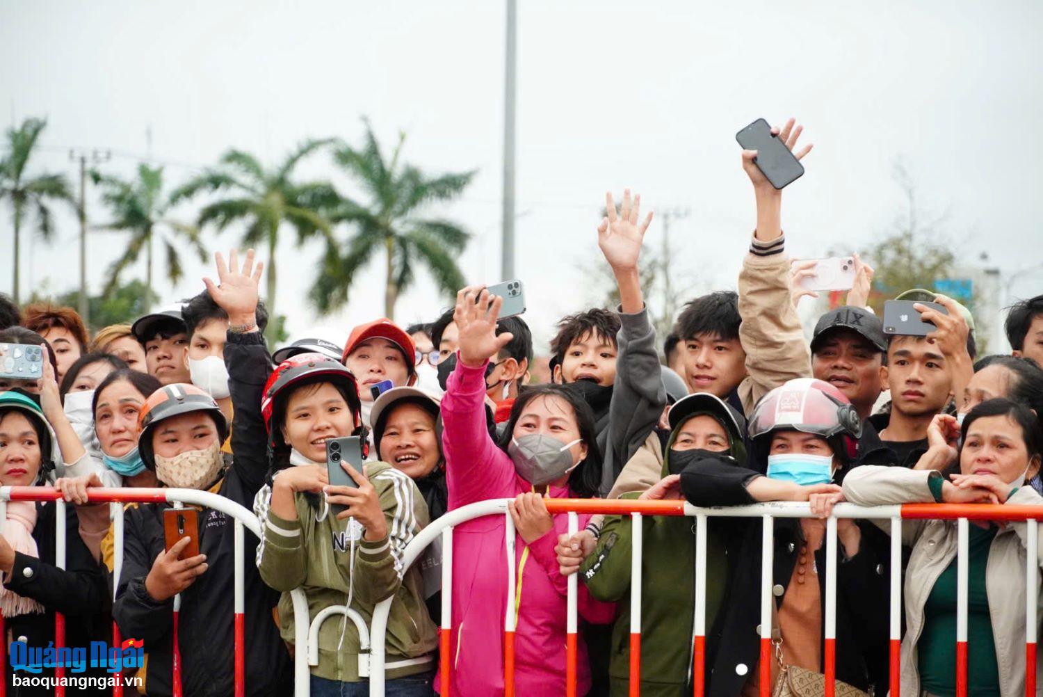 Người thân vẫy tay chào, tiễn đưa các thanh niên lên đường nhập ngũ. Ảnh: X.HIẾU

