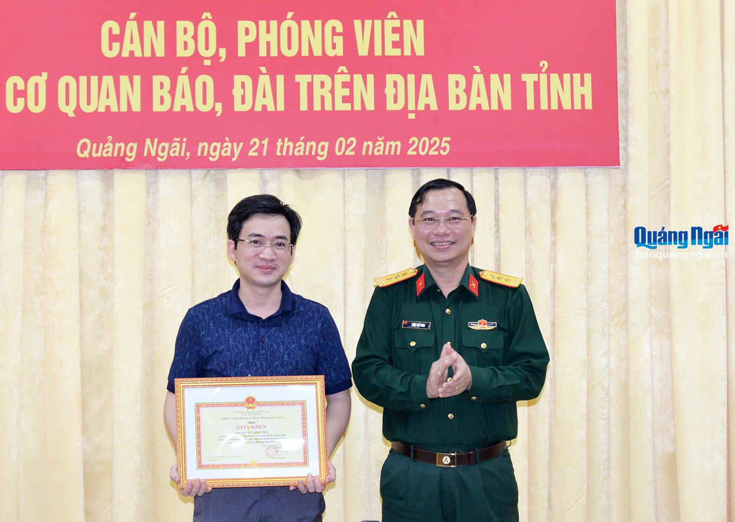 Lãnh đạo Bộ CHQS tỉnh tặng giấy khen cho 1 trong 4 cá nhân đạt thành tích trong công tác phối hợp tuyên truyền nhiệm vụ quốc phòng, quân sự địa phương năm 2024.