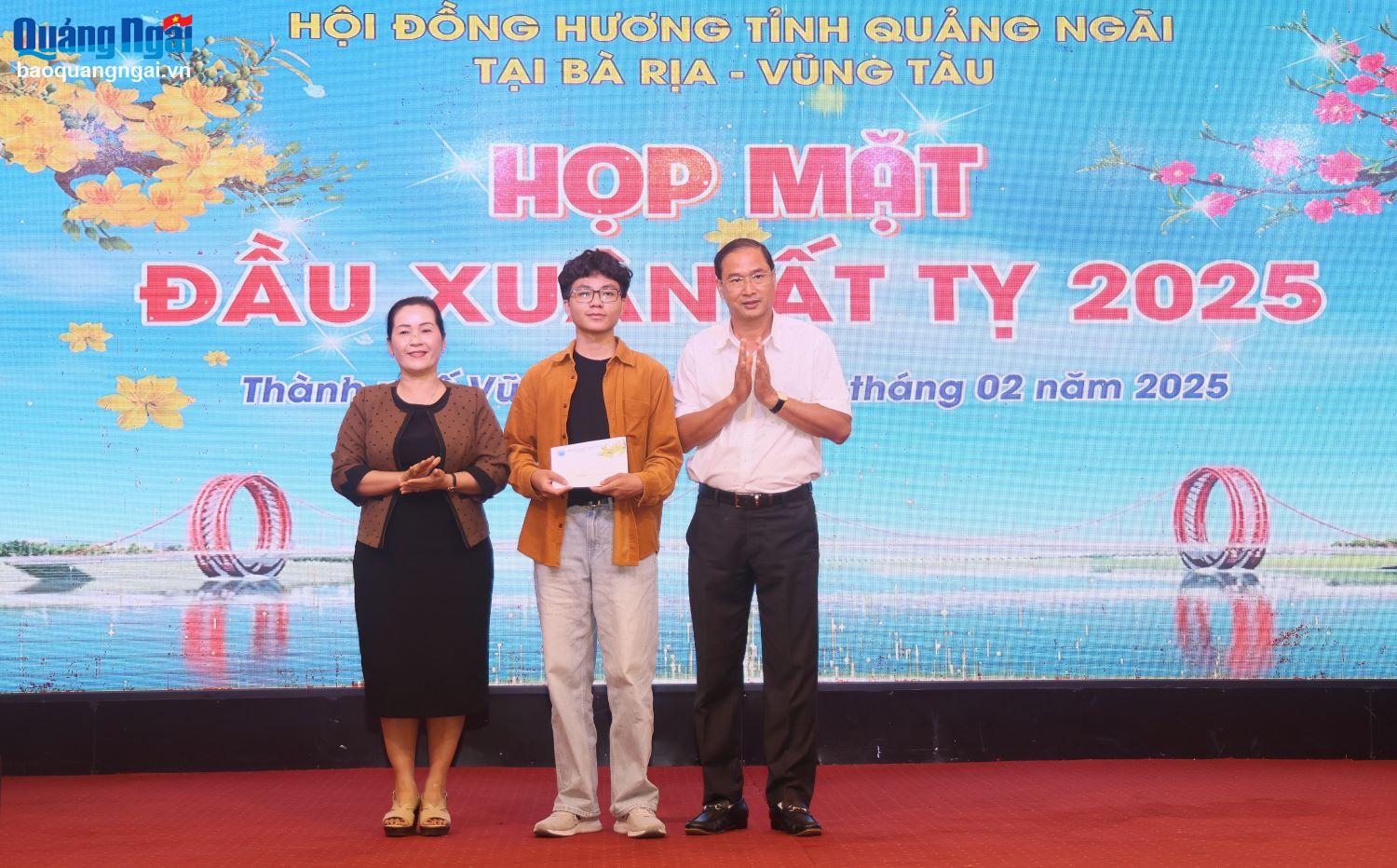 Phó Bí thư Tỉnh ủy Đinh Thị Hồng Minh trao tặng học bổng cho các em học sinh giỏi đạt thành tích cao.