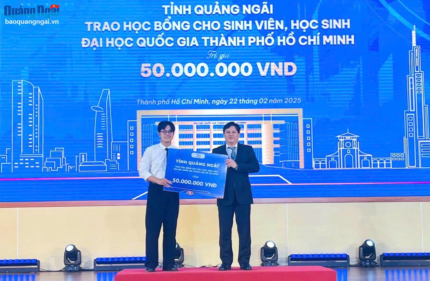 Phó Chủ tịch UBND tỉnh Trần Phước Hiền đại diện tỉnh Quảng Ngãi trao tặng học bổng cho sinh viên Đại học Quốc gia TP.Hồ Chí Minh với trị giá 50 triệu đồng.