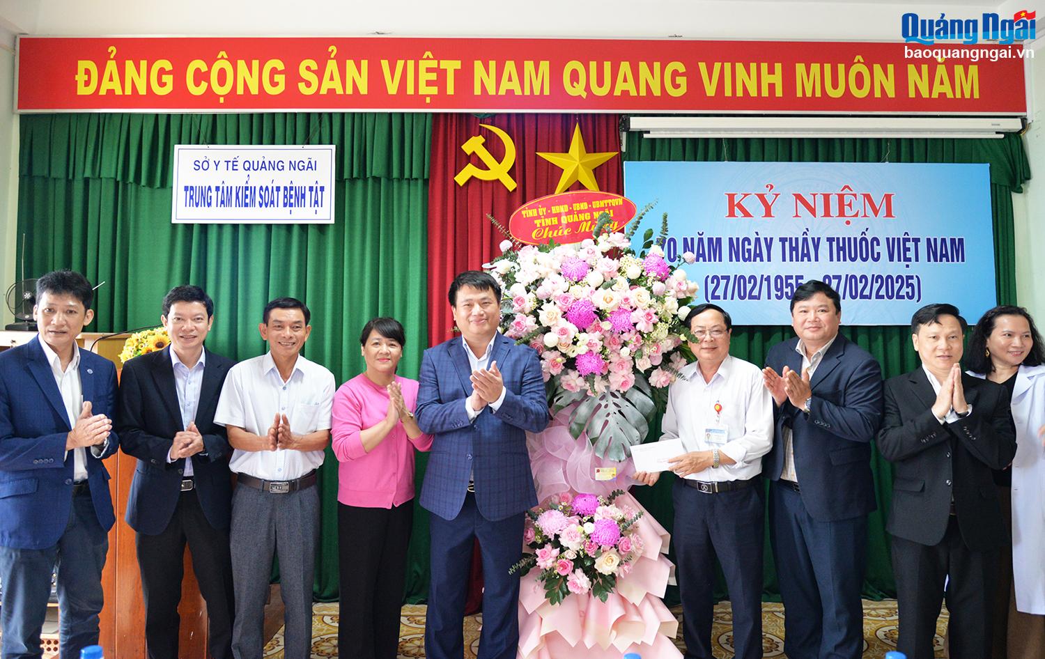 Tặng hoa chúc mừng Trung tâm Kiểm soát bệnh tật tỉnh.