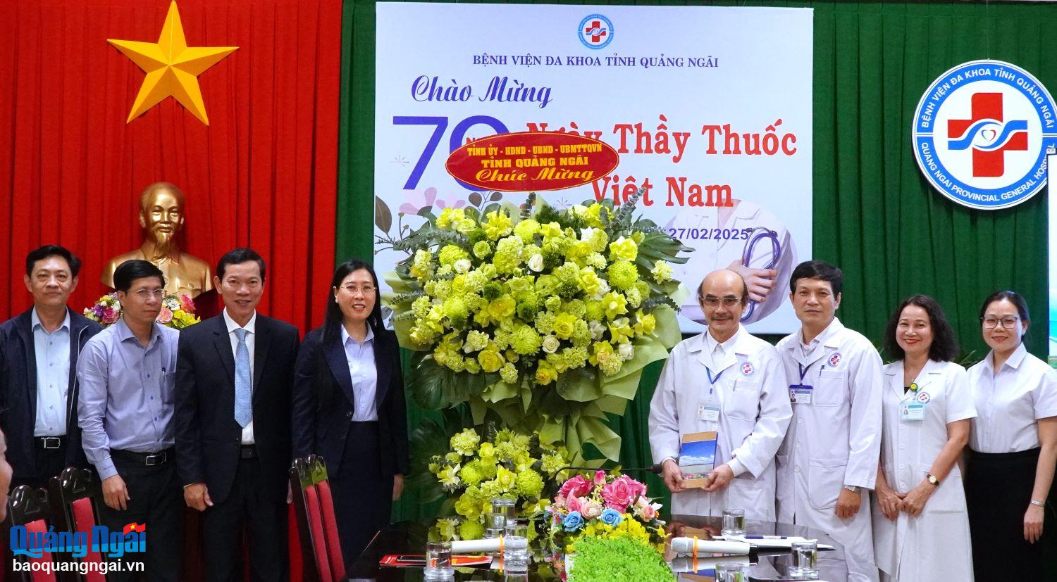 thăm, tặng hoa và chúc mừng tập thể y bác sĩ Ban Bảo vệ, chăm sóc sức khỏe cán bộ tỉnh Quảng Ngãi. 