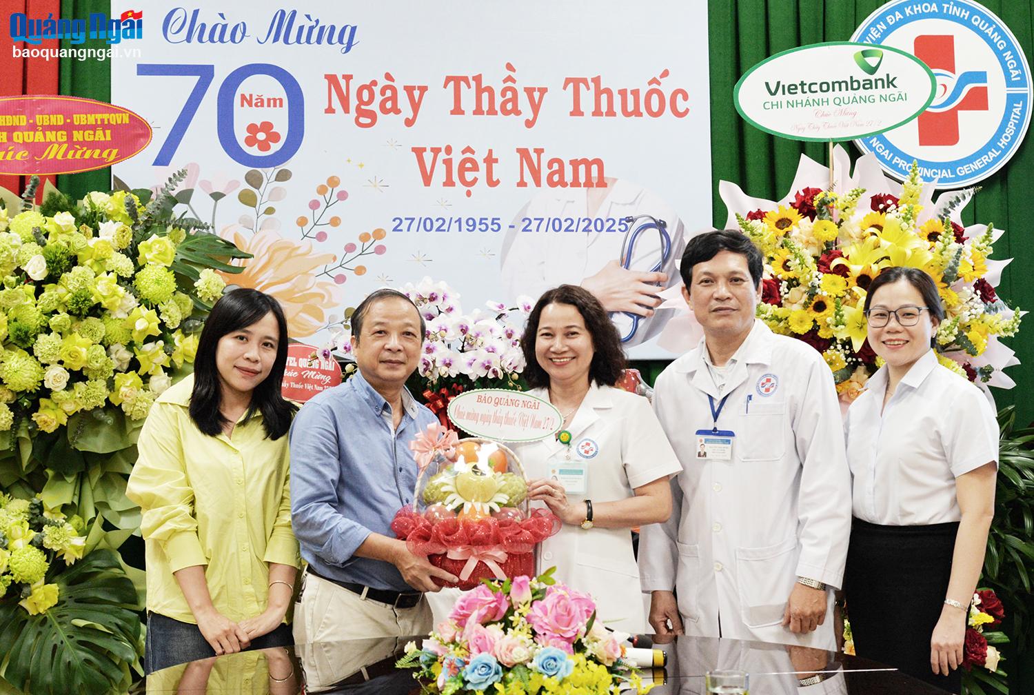 Báo Quảng Ngãi thăm, chúc mừng Bệnh viện Đa khoa tỉnh.