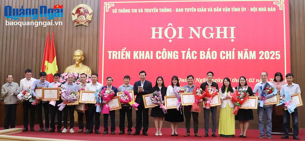 Trưởng ban Tuyên giáo và Dân vận Tỉnh ủy Võ Thanh An cùng các đồng chí chủ trì hội nghị trao Bằng khen của UBND tỉnh cho các cá nhân.