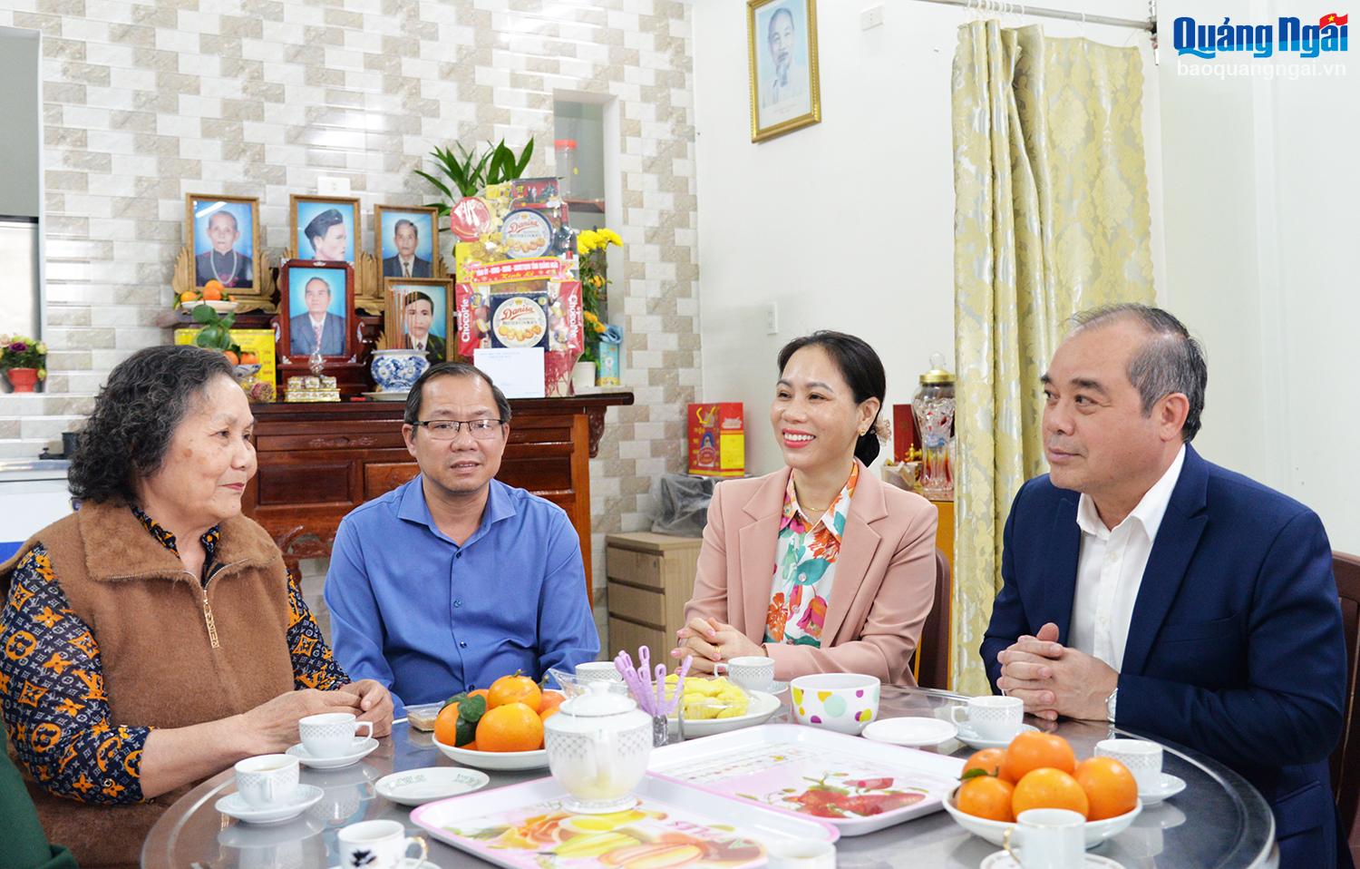 Phó Chủ tịch Thường trực UBND tỉnh Trần Hoàng Tuấn thăm hỏi gia đình đồng chí Võ Xuân Phu ở TP.Quảng Ngãi.