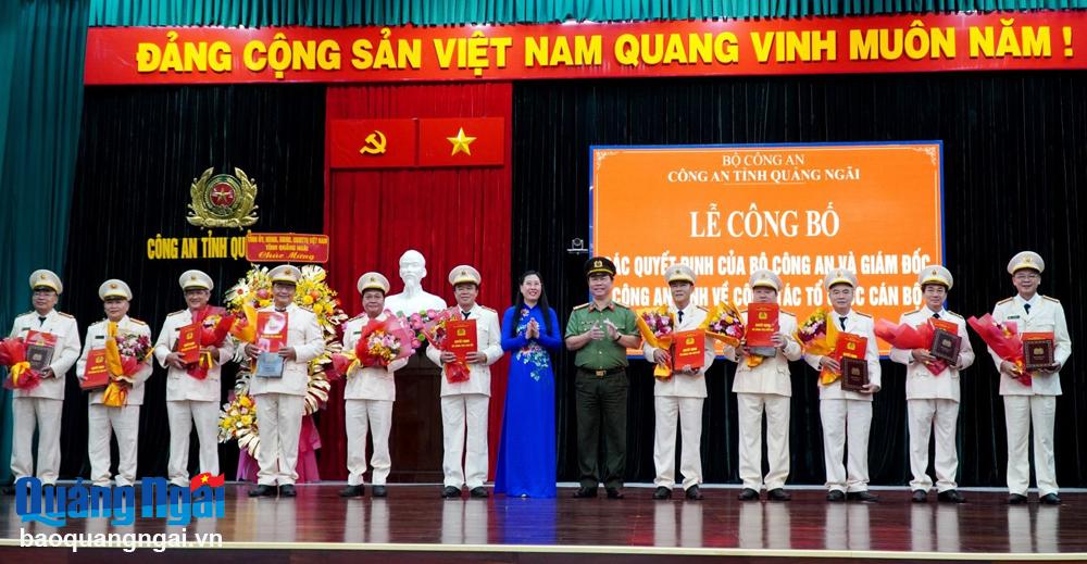 Bí thư Tỉnh ủy, Chủ tịch HĐND tỉnh Bùi Thị Quỳnh Vân và Đại tá Phan Công Bình - Giám đốc Công an tỉnh trao quyết định và tặng hoa cho lãnh đạo cấp phòng tình nguyện xin nghỉ hưu.