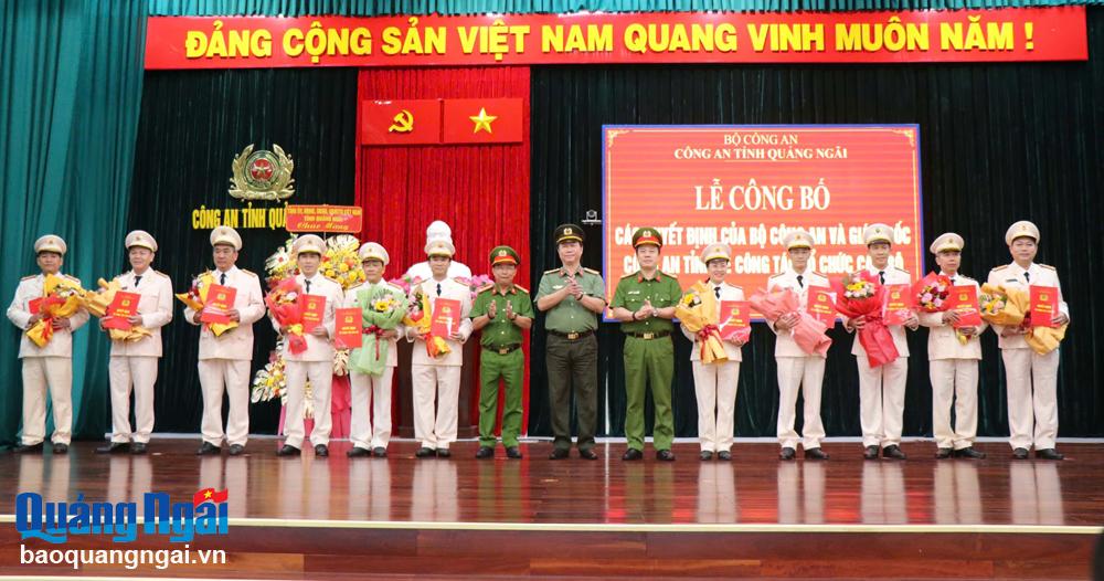 Lãnh đạo Công an tỉnh tặng hoa và trao Quyết định cho các đồng chí được điều động, bố trí lãnh đạo cấp phòng.