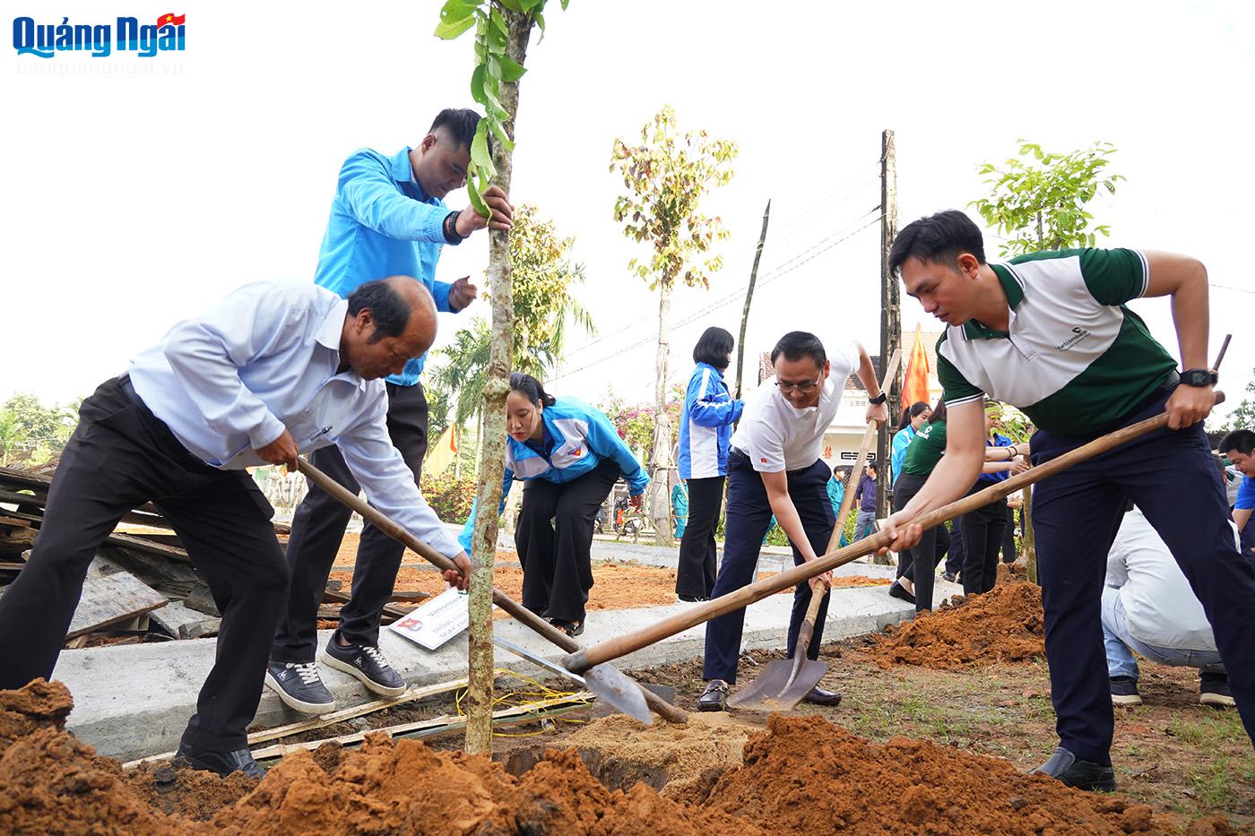 Vietcombank chi nhánh Quảng Ngãi và Vietcombank chi nhánh Dung Quất hỗ trợ trồng 50 cây bằng lăng tím, trị giá 30 triệu đồng.