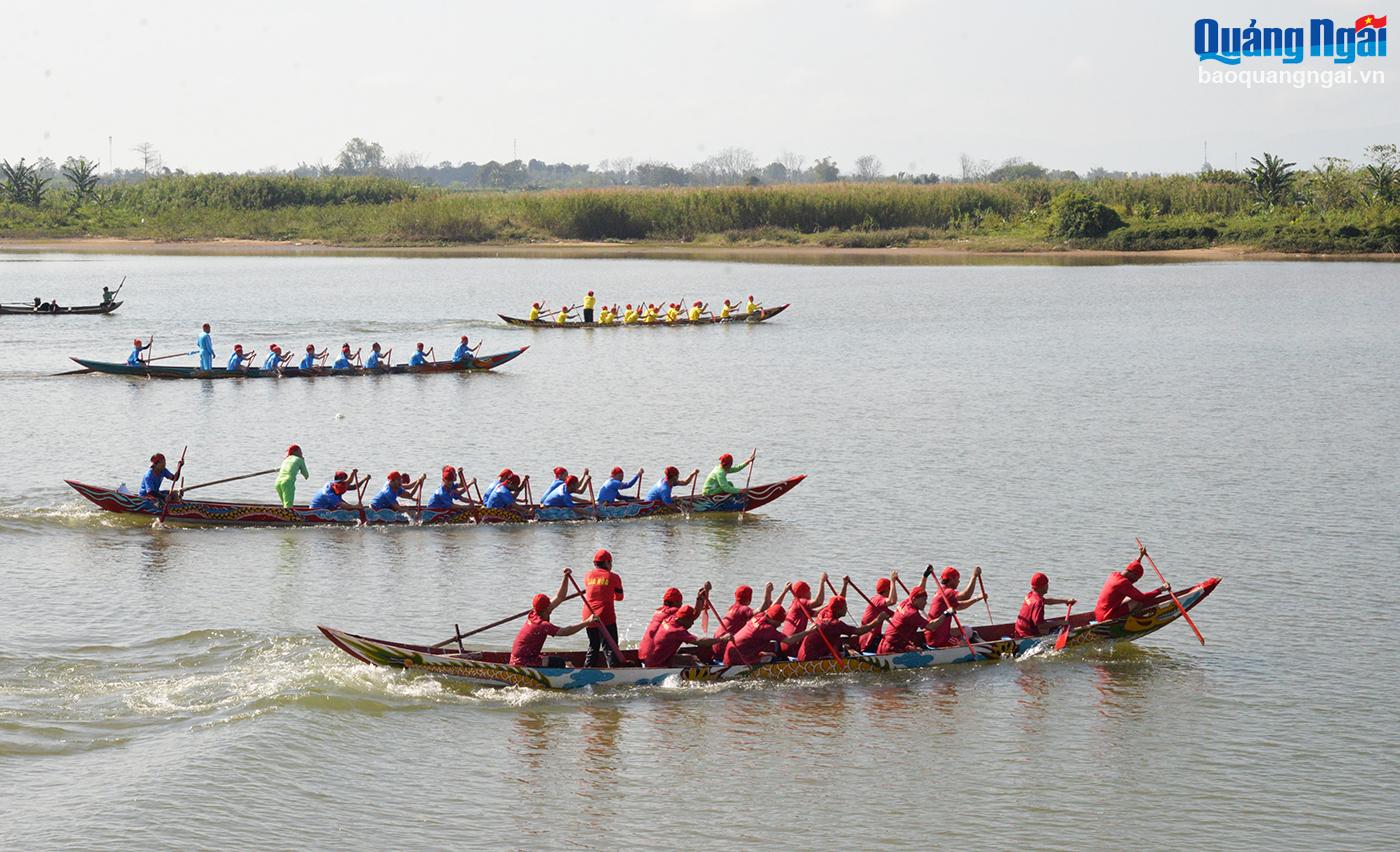 Bốn đội thuyền tranh tài, tranh sức trong lễ hội đặc sắc vừa được đưa vào danh mục Di sản Văn hóa phi vật thể quốc gia.