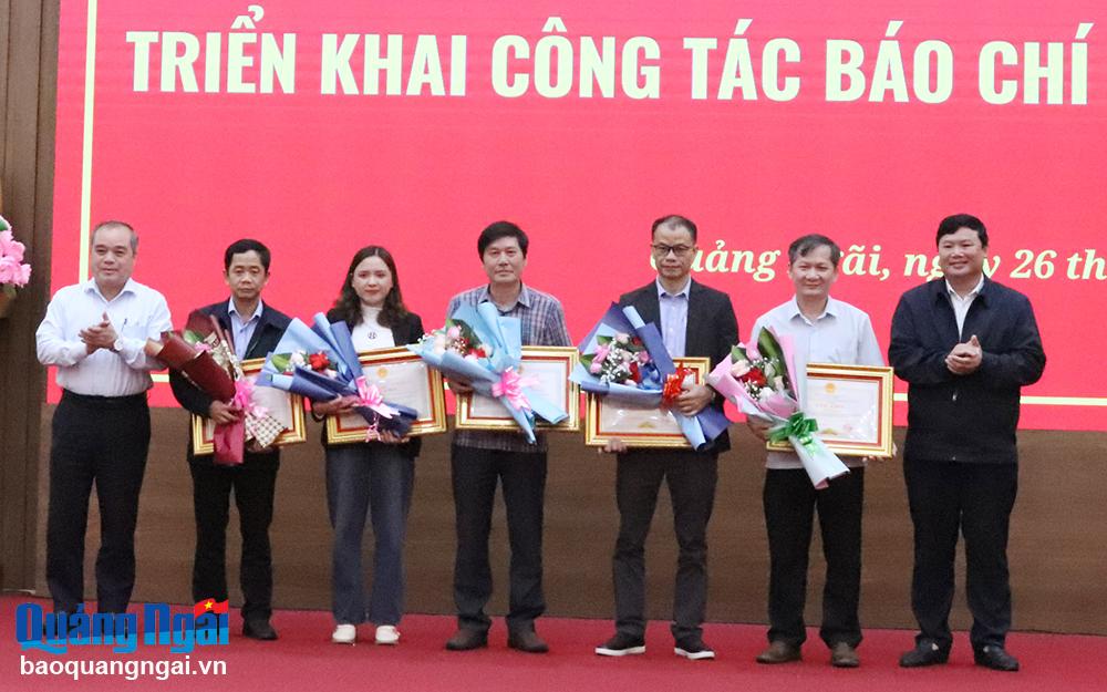 Phó Chủ tịch Thường trực UBND tỉnh Trần Hoàng Tuấn cùng Phó Trưởng ban Tuyên giáo và Dân vận Tỉnh ủy Bùi Đức Thọ trao Bằng khen của UBND tỉnh cho các tập thể.