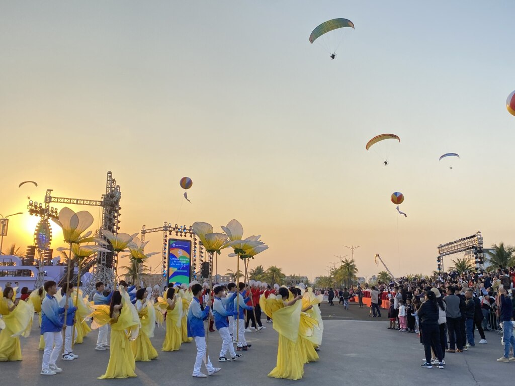 Carnaval Mùa đông năm 2022 thu hút đông người dân và du khách tham gia. 