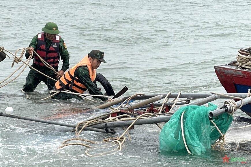 Đồn Biên phòng Trà Cổ nhanh chóng điều động lực lượng, phương tiện cơ động ra hiện trường để cứu nạn