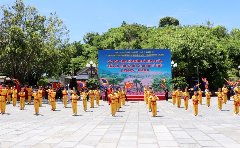 Các tiết mục chào mừng ngày hội Toàn dân tham gia bảo vệ ANTQ.